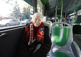 Julia Brillo, cacereña de 86 años que se montó en el autobús para ir a ver su equipo del alma, el Atleti.