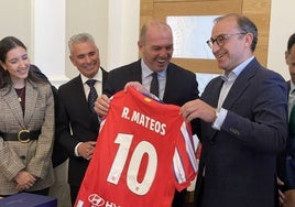 El alcalde cacereño, con la camiseta que le entregaron 'Manolo' y el vicepresidente del Atleti, Antonio Alonso.