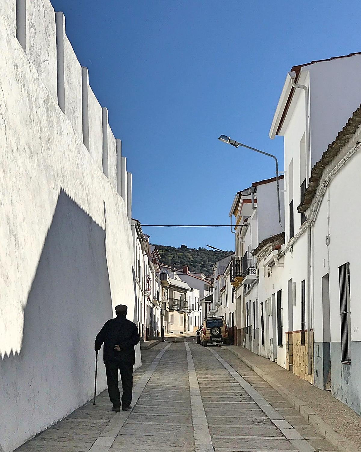 Calle del pueblo y muro lateral de la plaza de toros.