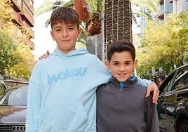 Dani, con sudadera celeste, y Álex, en Cáceres.