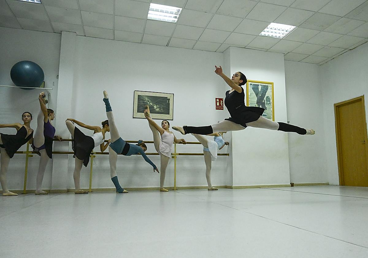Alumnas del grado profesional de ballet que imparte María Castillo.