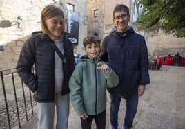 Laura, Eriky  Luis localizaron su primera moneda en la Plaza Mayor y siguieron buscando más.