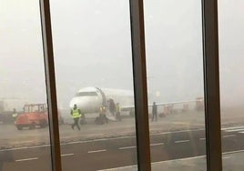 Imagen de archivo del aeropuerto de Badajoz afectado por la niebla.