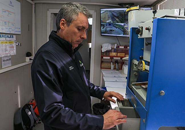 Alfredo Gómez, subdirector de Casar, en el laboratorio portátil.