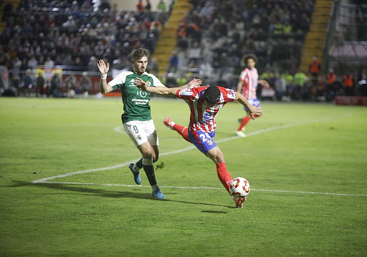 Christian pugna por el balón con el colchonero Le Normand.