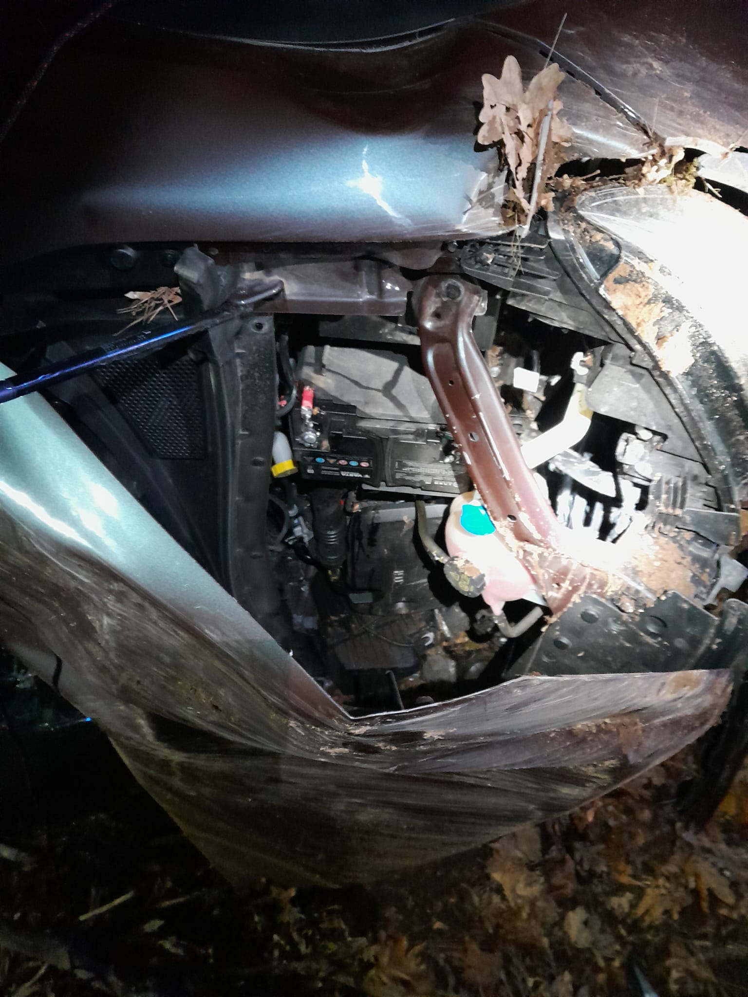 Fotos | Así ha quedado el coche accidentado tras una salida de vía y vuelco en Jaraíz de la Vera