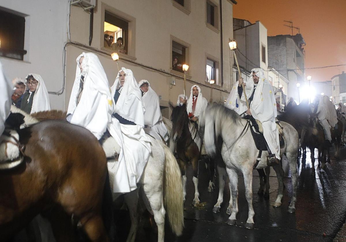 Torrejoncillo vive este sábado su Encamisá con más de un centenar de jinetes y escopeteros