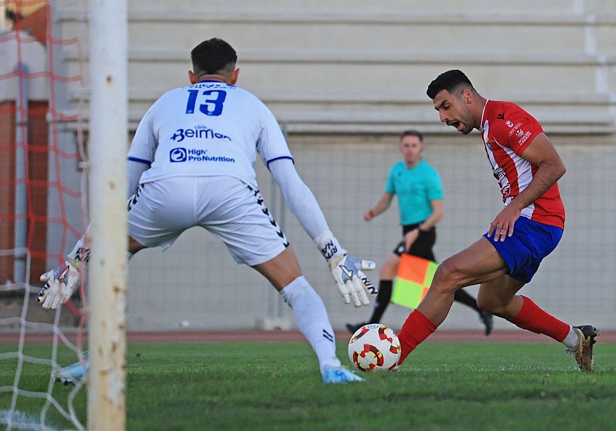 Osama en una de las pocas llegadas de peligro en la primera mitad.