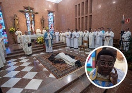 Gerardo Salomón, sobre el suelo y en la imagen del círculo, este domingo en el Seminario Diocesano durante su ceremonia de ordenación celebrada en Cáceres.