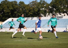 Los serones Placi y Brunet rodean al jugador del Xerez Misffut en el partido de este domingo.