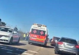 Vehículo de Cruz Roja en el lugar del accidente en la EX-110.