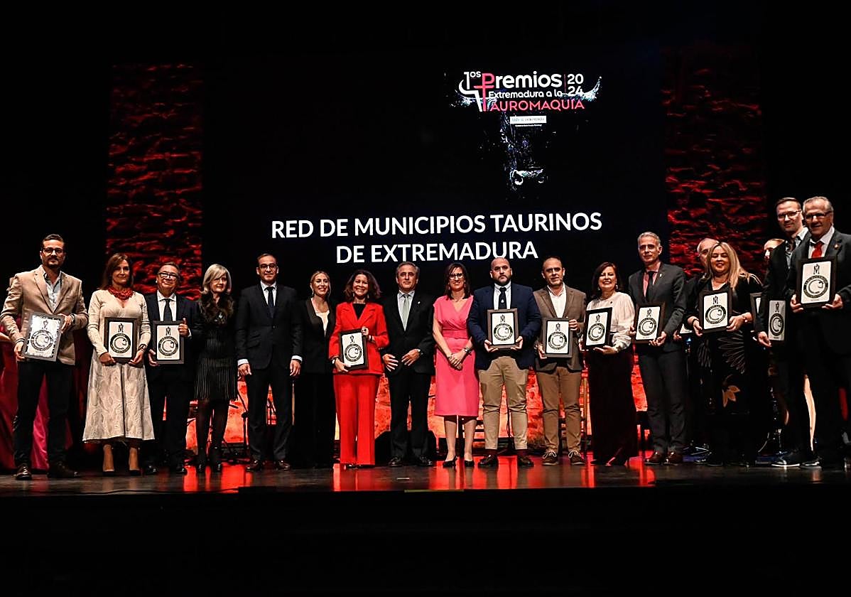 Tina Rodríguez, alcaldesa de Fregenal, recogiendo el reconocimiento.