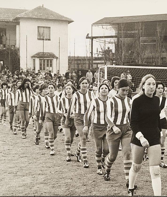 Imagen secundaria 2 - Villaverde (Madrid), 08/12/1970. Partido de fútbol femenino disputado en el campo del Boetticher entre el Sizam y el Mercacredit, que finalizó con la victoria de las primeras por 5 a 1. 