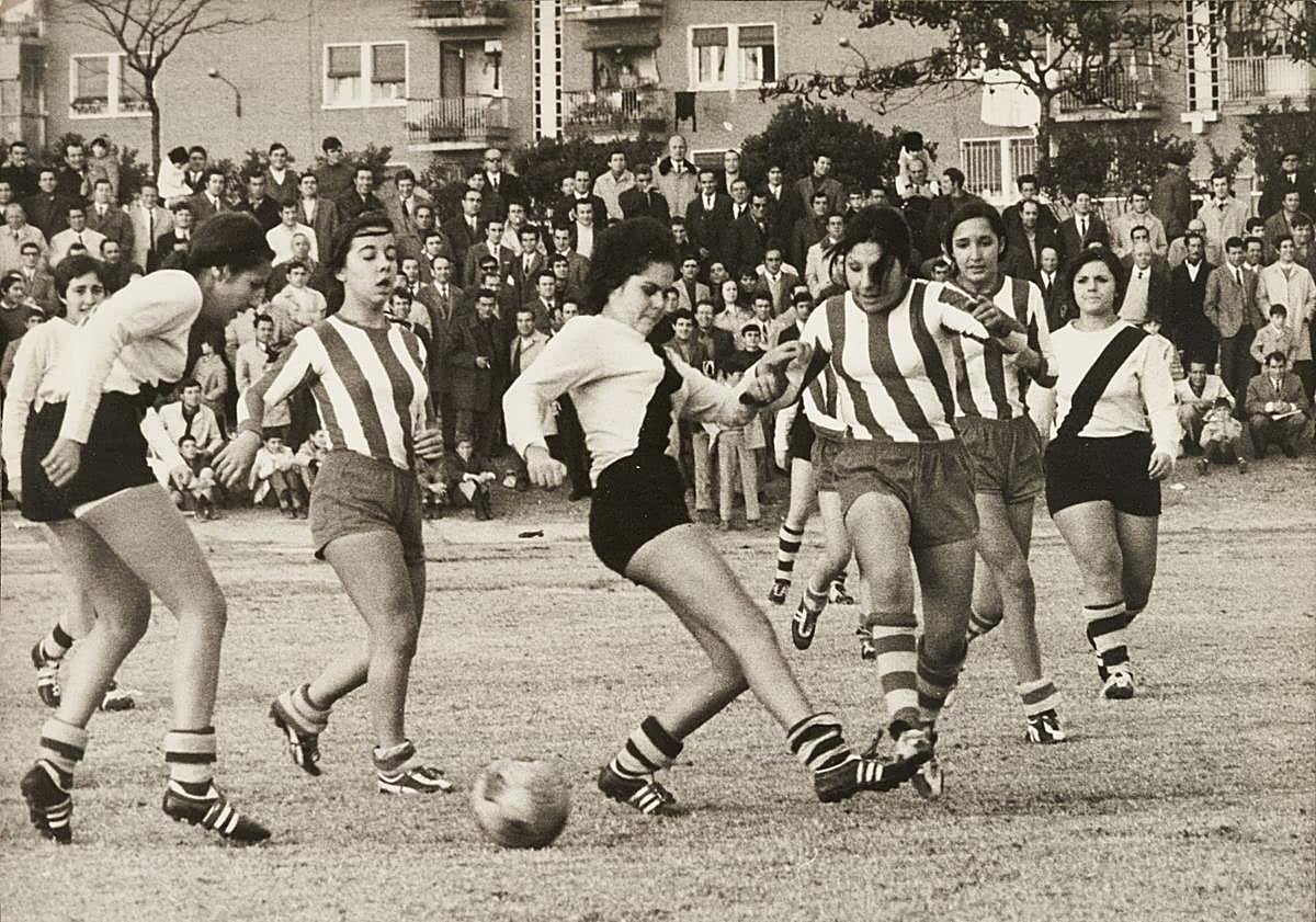 Imagen principal - Villaverde (Madrid), 08/12/1970. Partido de fútbol femenino disputado en el campo del Boetticher entre el Sizam y el Mercacredit, que finalizó con la victoria de las primeras por 5 a 1. 