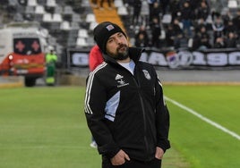 Luis Oliver Sierra durante el partido del Badajoz con el Pueblonuevo en el Nuevo Vivero.