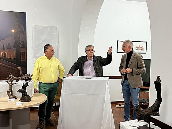 Inaugurada la exposición solidaria de esculturas «Raíces» en Herrera del Duque