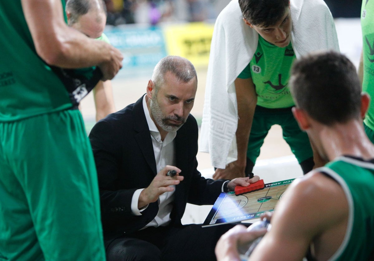 El técnico verdinegro, Adrià Alonso, da instrucciones a sus jugadores en un tiempo muerto.