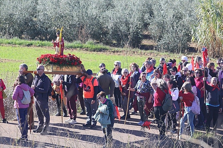 Grupo de peregrinos durante el recorrido entre Arroyo y Mérida.