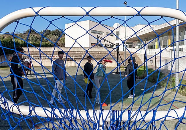 Encestar el frisbi, uno de los retos deportivos de la clase.