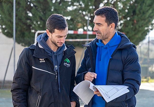 Los profesores Sergio y José Pedro supervisan las actividades.