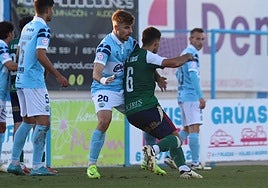 Pugna entre Clausí e Iñaki en el derbi de La Isla de este domingo.