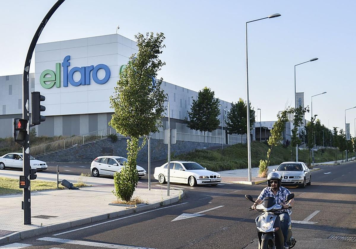 Herido un trabajador tras caer desde unos dos metros de altura en el centro comercial El Faro