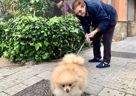 Inés mira a su perro mientras Satur, una vecina del Perú, no pierde detalle.