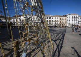 El abeto navideño es el único reclamo que por ahora puede verse en una Plaza Mayor que se ha quedado sin pista de hielo.