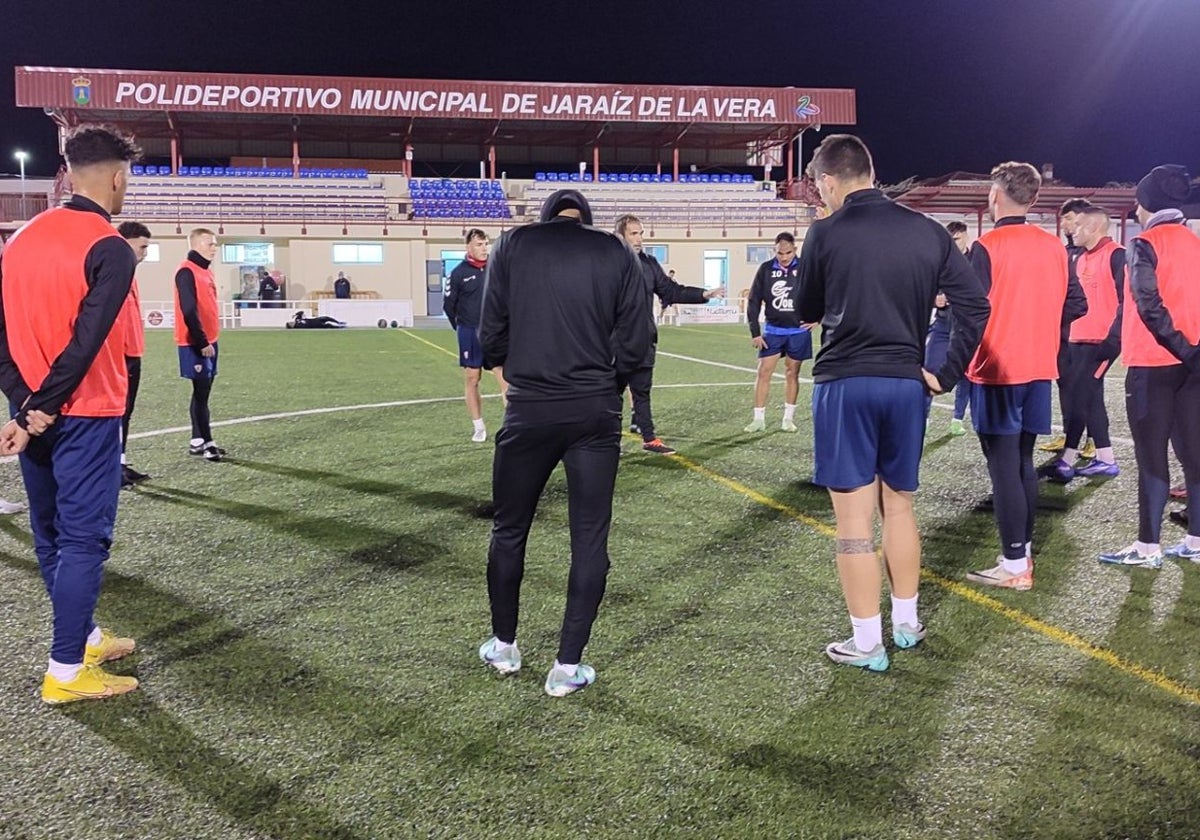 Charla grupal durante un entrenamiento del Jaraíz a las órdenes del técnico Dani Baños.