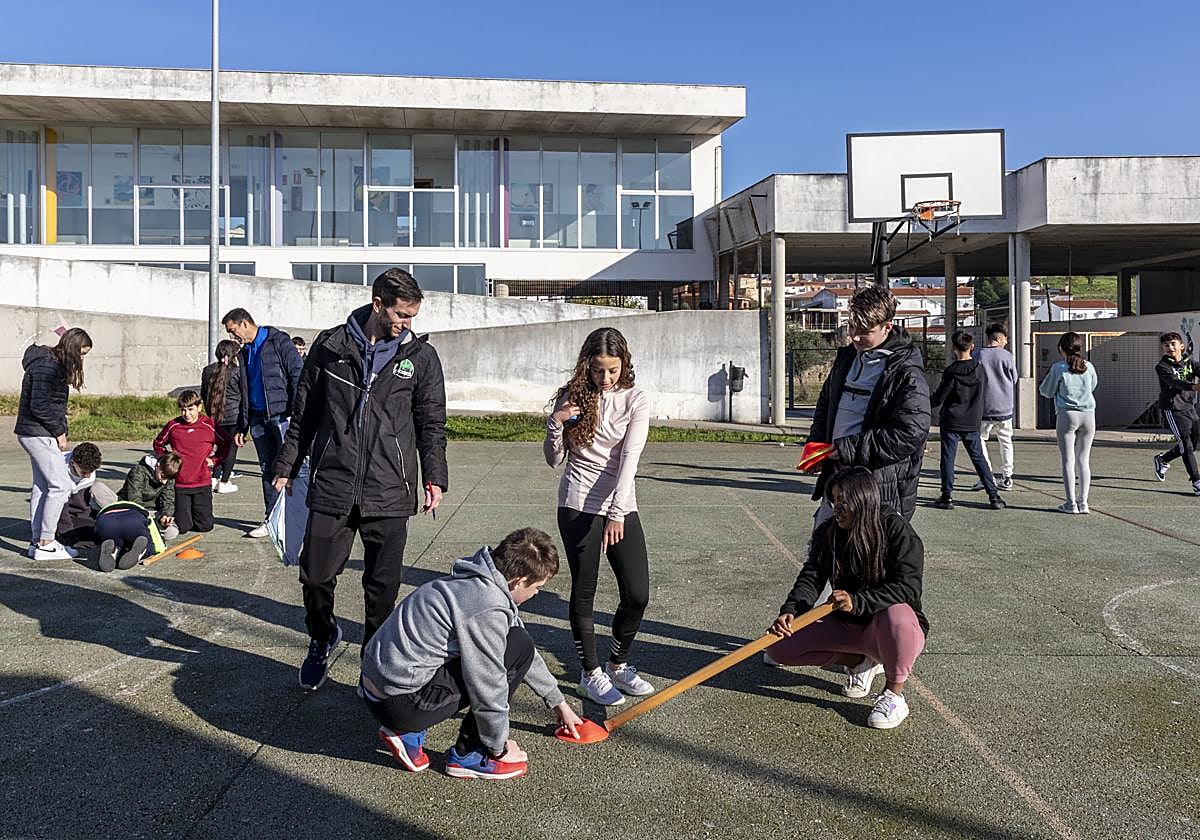 Los alumnos dibujan las figuras geométricas situando conos en los ejes de la pista deportiva siguiendo las coordenadas.