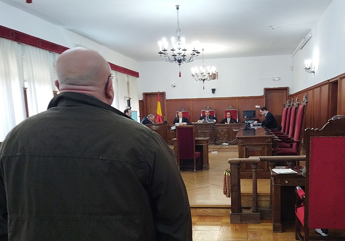 El procesado antes de conocer que el juicio iba a ser suspendido.