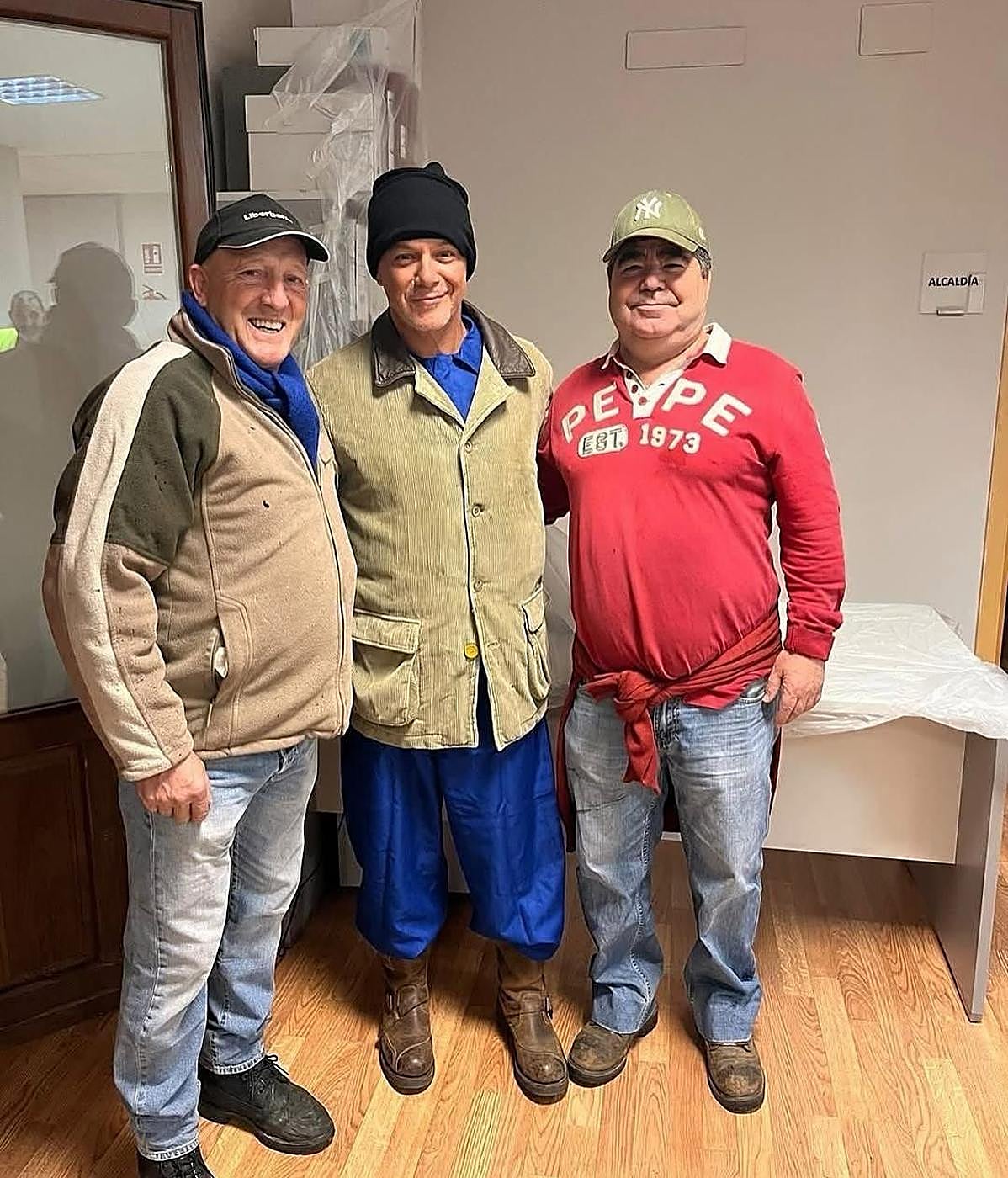 Alejandro Sanz con la típica indumentaria de Los Escobazos.