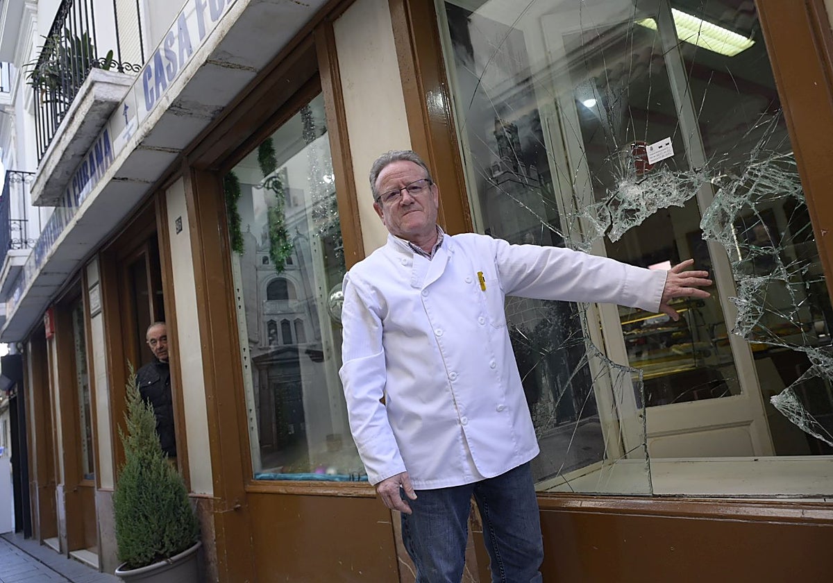 La policía detiene a un ladrón que destrozó el escaparate de La Cubana para robar