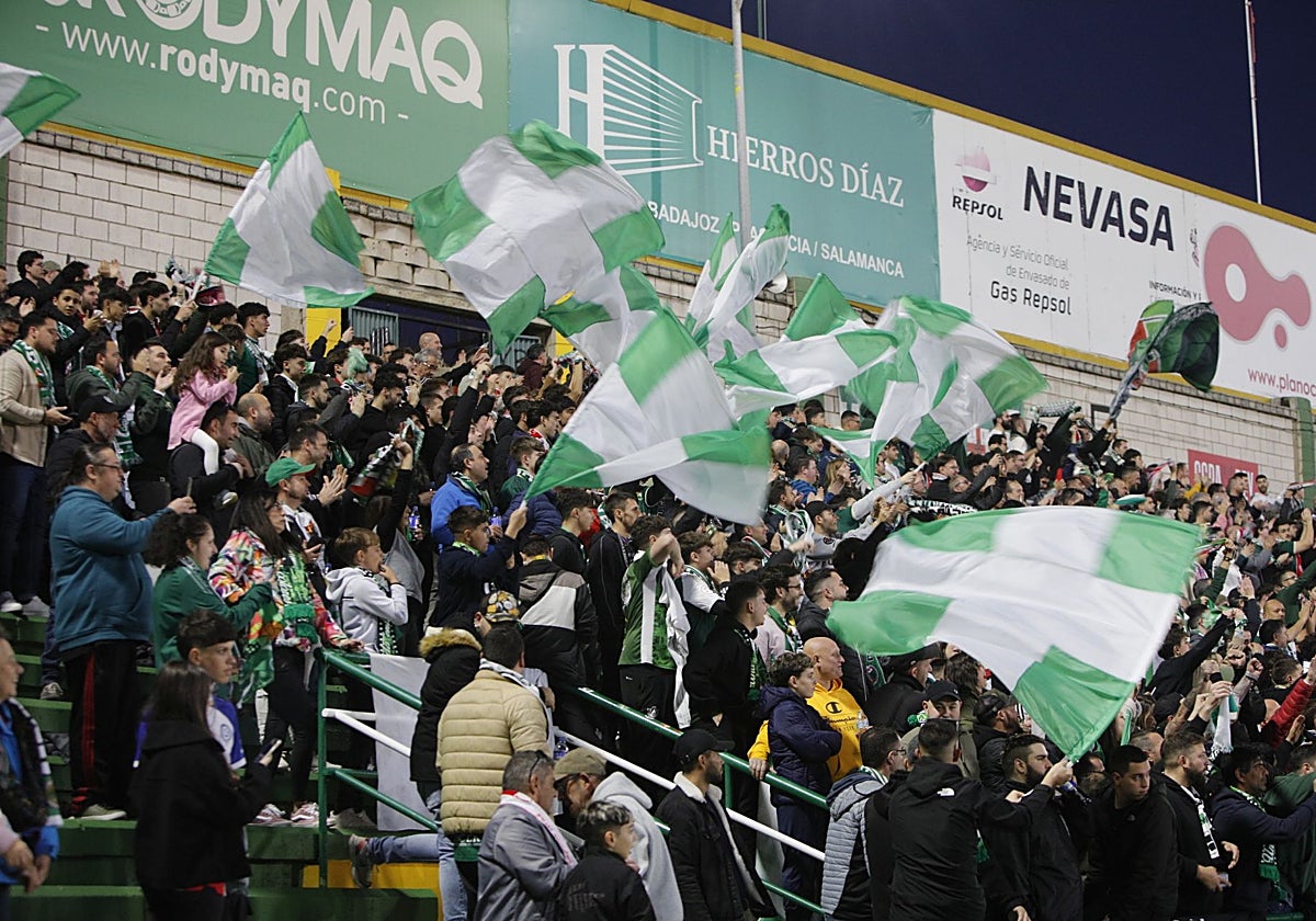 Aficioandos del Cacereño en el partido de Copa del Rey ante el Atlético de Madrid.