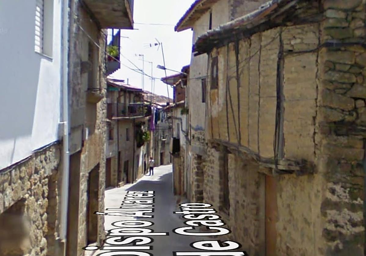 Calle Obispo Álvarez de Castro, en Hoyos.