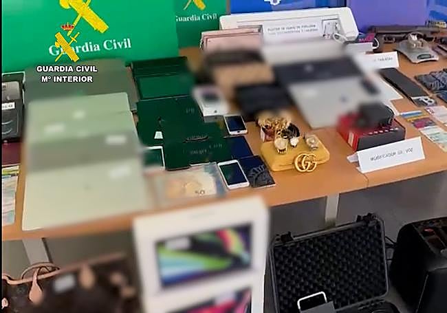 Móviles, tarjetas, portátiles y otros efectos intervenidos por la Guardia Civil y la Policía Nacional.