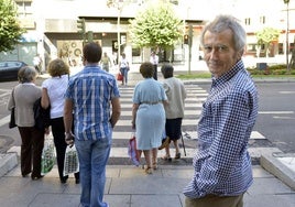 Diego Bardón ante un paso de peatones en la avenida de Villanueva de Badajoz.