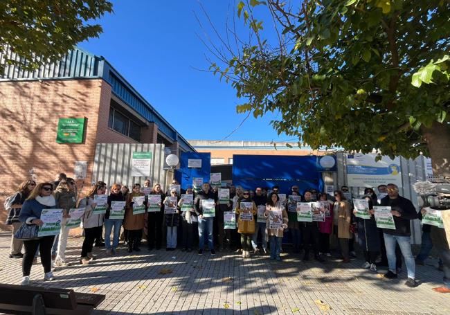 También se han concentrado a las puertas del instituto Sáenz de Buruaga de Mérida.