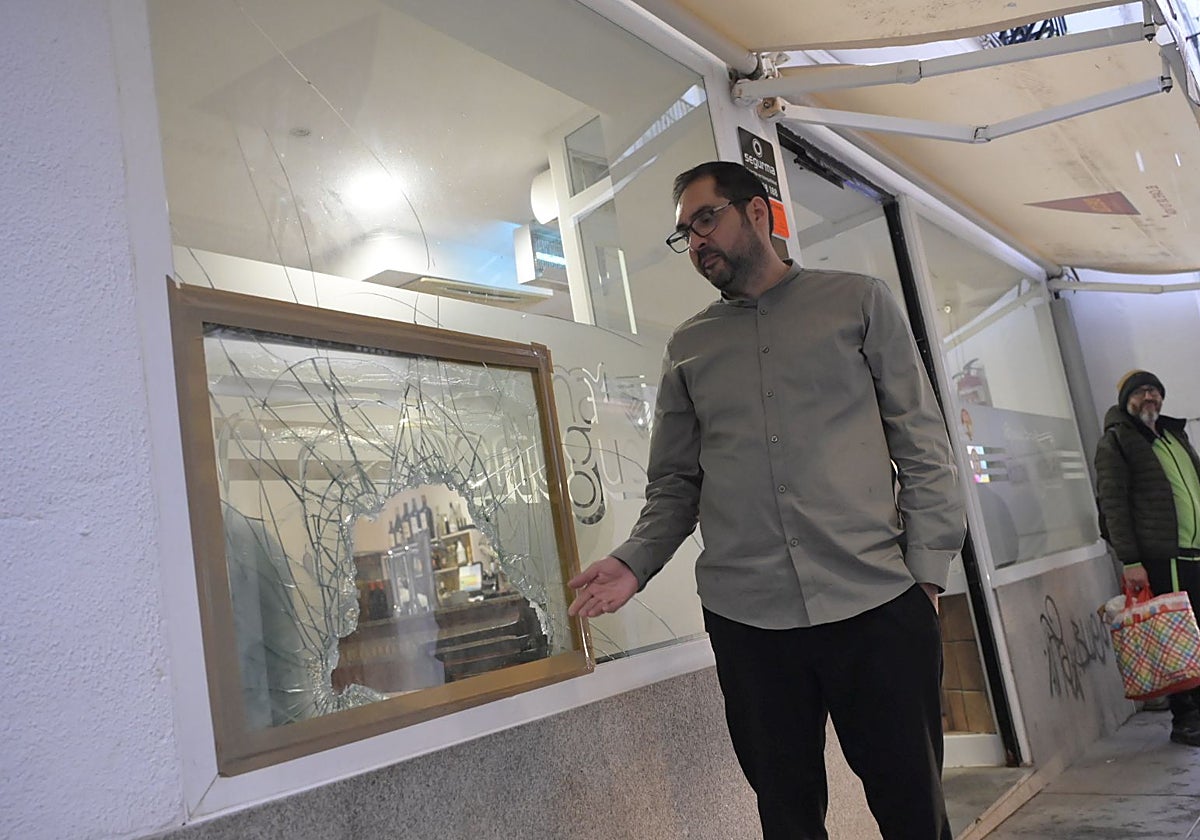 Carlos Soares muestra los daños en el cristal de La Casa Portuguesa.