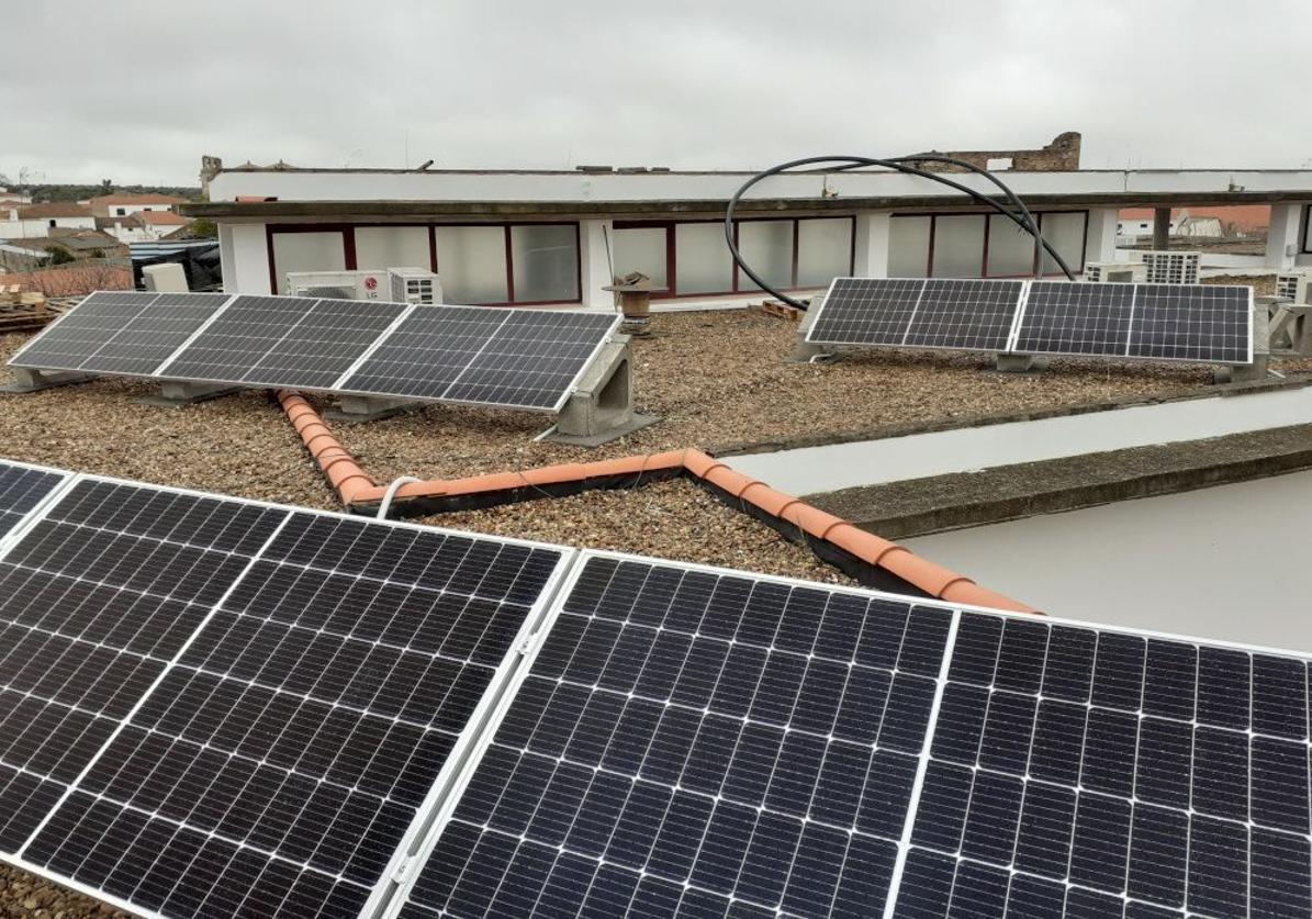 Instalación fotovoltaica en un edificio municipal.