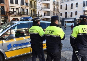 Felicitación a dos policías de Plasencia que salvaron a una anciana atrapada en un incendio