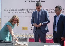 María Guardiola, Pedro Sánchez y Lei Zhang en el acto de colocación de la primera piedra.