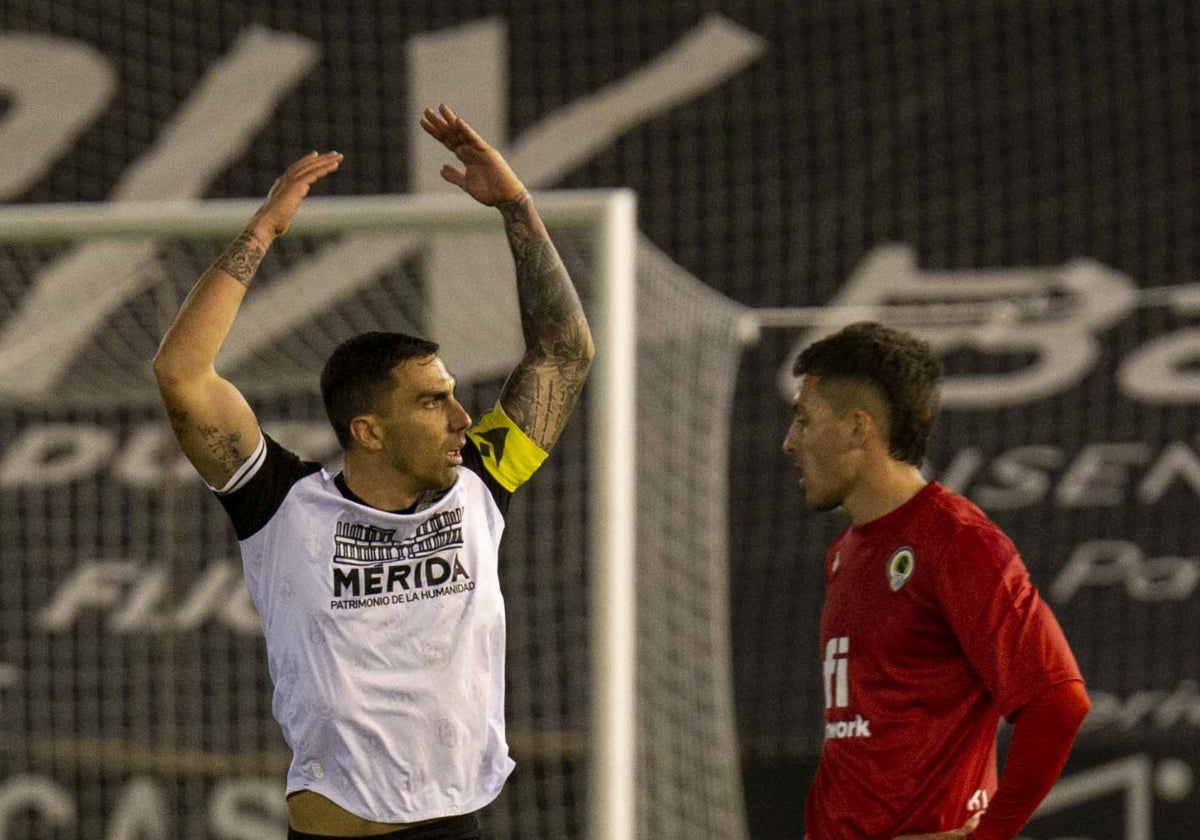 Bonaque levanta los brazos celebrando el segundo tanto del domingo pasado.