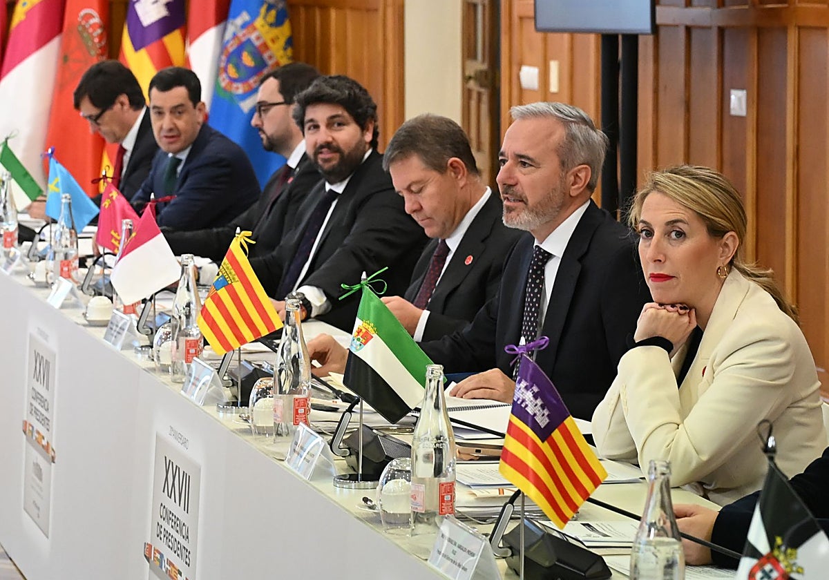 La presidenta extremeña, María Guardiola, a la derecha, en la reunión de la Conferencia de Presidentes en Santander.
