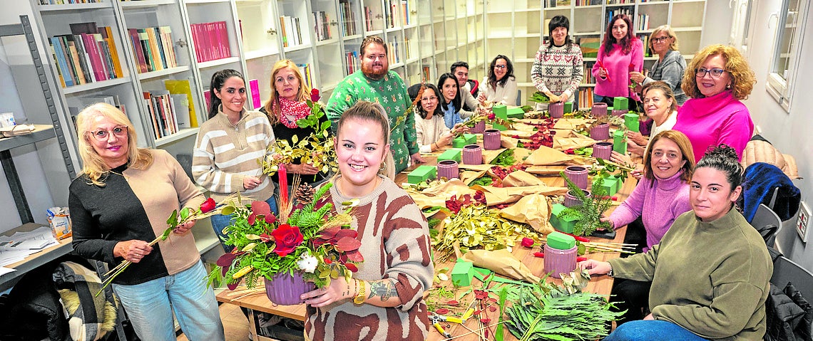 Imagen principal - Llega Papa Noel entre guirnaldas y villancicos