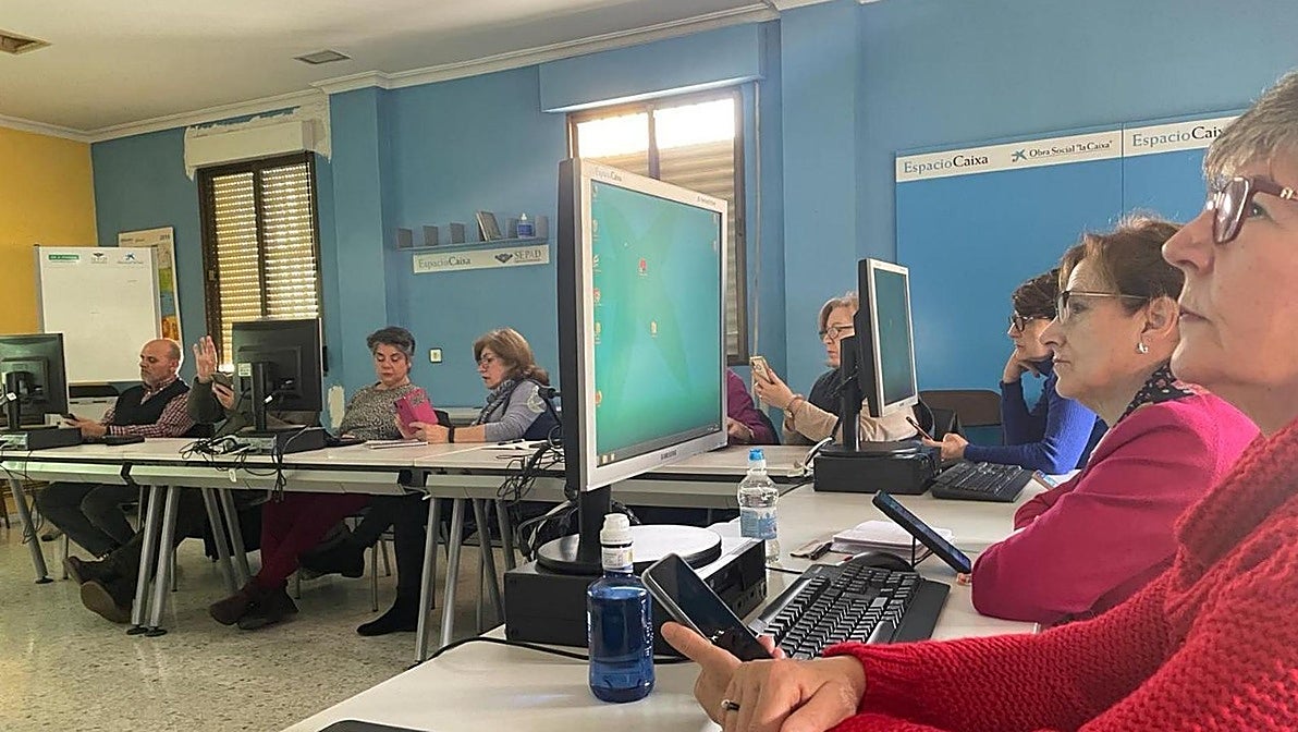 Desde Adiper también se busca formar a las personas mayores en competencias digitales.