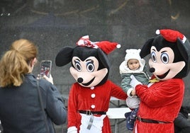 Mickey y Minnie en el mercadillo navideño de la plaza conquistadores en Badajoz.