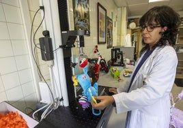 La técnico Raquel Maya pone a prueba un juguete en el laboratorio del Incoex.