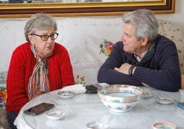 María Josefa Victoria junto al voluntario de la Fundación Grandes Amigos que le acompaña una vez a la semana.