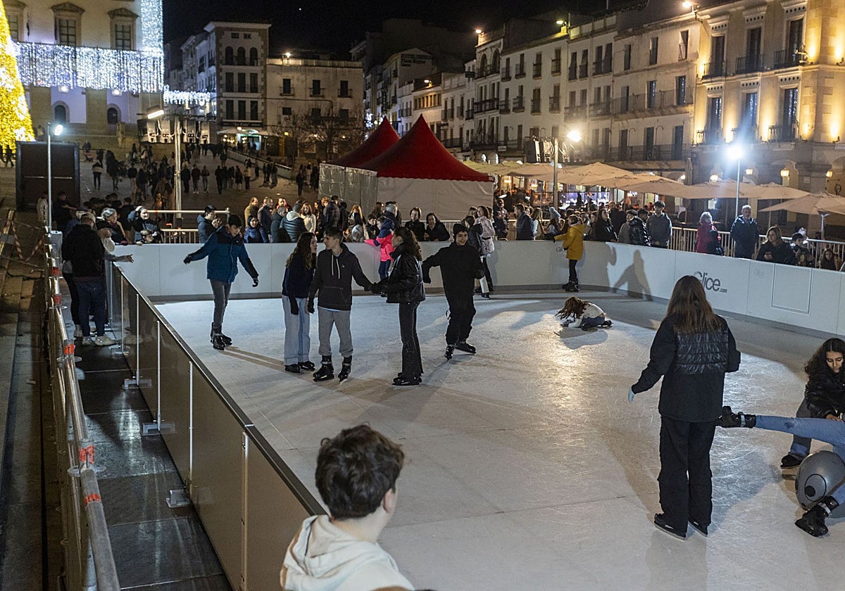 La pista de patinaje de la Plaza Mayor funcionando ya este viernes.